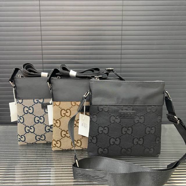 Gucci 古奇 尼龙布斜挎包 相机包 男女通用斜挎包 单肩包 经典百搭 实物拍摄 原厂原版面料 配送防尘袋 27 X 23 Cm。