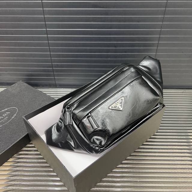 Prada 普拉达 腰包 斜挎胸包 经典百搭 实物拍摄 配送防尘袋 礼盒 23 X 15 Cm。