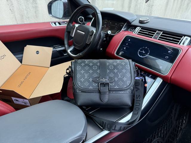 芯片版高端货 “Louis Vuutton”Lv单肩包 路易威登邮差包 M45911 Louis Vuitton Saumur 老花印花可调节肩带 帆布拼皮革饰