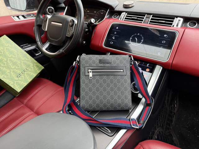 高端货 新款 “ Gucci ”古奇单肩包 Gucci古驰邮差包 Gucci古驰 老花Logo徽标条纹织带肩带 帆布拼皮 邮差包斜挎包单肩包 男款 黑灰色 #百