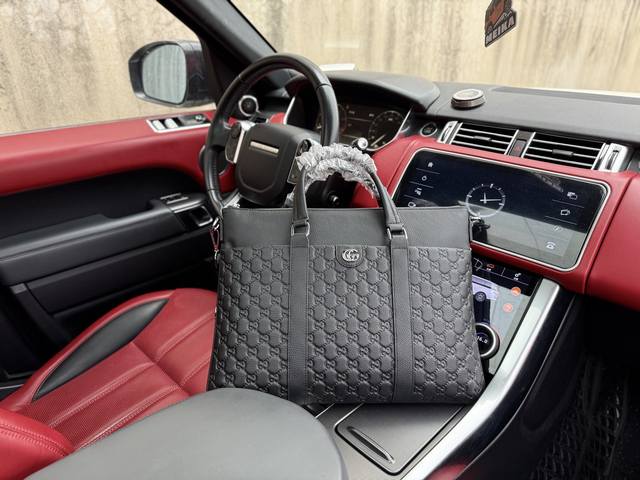 高端货 “ Gucci ”古奇公文包古驰手提包 男士荔枝纹牛皮公文包 顶级进口原厂面料高清五金Logo标志、专用里内里。电脑隔层，拉链暗袋。顺滑拉链、油边超平滑