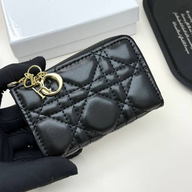 Dior 4778颜色 黑色 粉色尺寸：11*7*2 Dior专柜最新款出货！采用柔软的小羊皮革精心制作，饰以标志性的藤格纹缉面线。搭配有金属环，可挂在新款刺绣