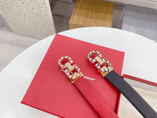 菲拉格慕 女款 通用大爆款 宽度：2.5厘米 专柜臻至精品 双色正品美到不敢直视 纹路清晰 手感细腻 软硬耐用 简约而不简单 双面可用 众多大咖明星追捧的一款