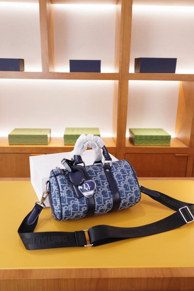 迪奥 官网同步 高版本 斜挎单肩背包 永恒不过时的标志性产品 纯原单布料 顶级五金制作 非市面普通版本 贸易公司订单货 全部实拍 实用性非常高 完全不用担心穿搭