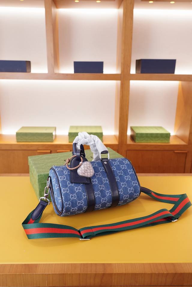 古驰 官网同步 高版本 斜挎单肩背包 永恒不过时的标志性产品 纯原单布料 顶级五金制作 非市面普通版本 贸易公司订单货 全部实拍 实用性非常高 完全不用担心穿搭