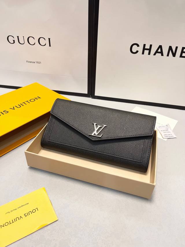 颜色 黑尺寸 19X10由柔软小牛皮裁制而成的优雅Mylockme钱夹，呼应Mylockme手袋系列的明快设计。饰有Lv字母的信封式搭盖，配有一对大号隔层与多个