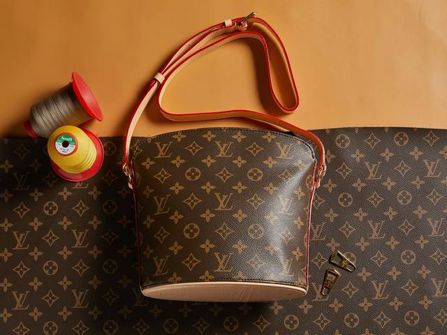 顶级原单 独家实拍 动态芯片 M51290 中古贝壳包 中古Vintage贝壳包，可单肩斜挎，风格复古，包型简洁的时尚单品 尺寸：22X 24 X 10 Cm