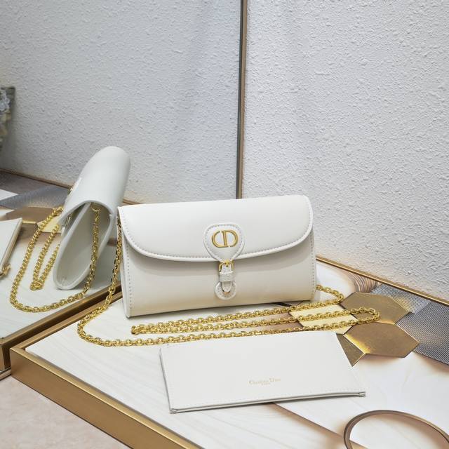 新款，配盒子 本季新款Dior Bobbyeast-West链条手袋采用蓝色 Oblique 印花面料精心制作，时尚优雅。翻盖饰以装饰性的Cd扣提升格调，实用隔