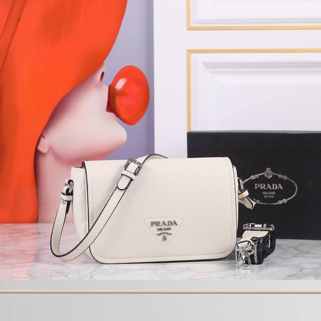 回货 双肩带1Bd314双肩带 这款双肩带采用进口鹿皮纹牛皮，配有两条可交换可调节长肩带设计。织物织带和牛皮搭配，太完美，不同场合不同衣着的全能混合搭配，容量空