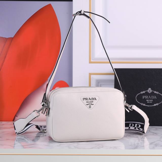 回货双肩带1Bd082双肩带 这款双肩带采用进口鹿皮纹牛皮，配有两条可交换可调节长肩带设计。织物织带和牛皮搭配，太完美，不同场合不同衣着的全能混合搭配，容量空间