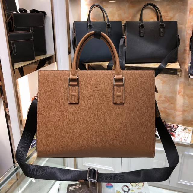 型号:82346 A: H家 最新款男士公文包采用进口原版小牛皮 皮质柔软 手感超赞 高端五金拉链头配小吊饰 做工细节精致 爱马仕专用里布 时尚休闲 高端大气上