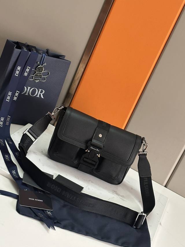 顶级原单 这款 Dior Hit The Road 手袋搭配肩带，是本季新品，将现代风格与 Dior 的高订精神融为一体。采用灰色 Cd Diamond 图案帆