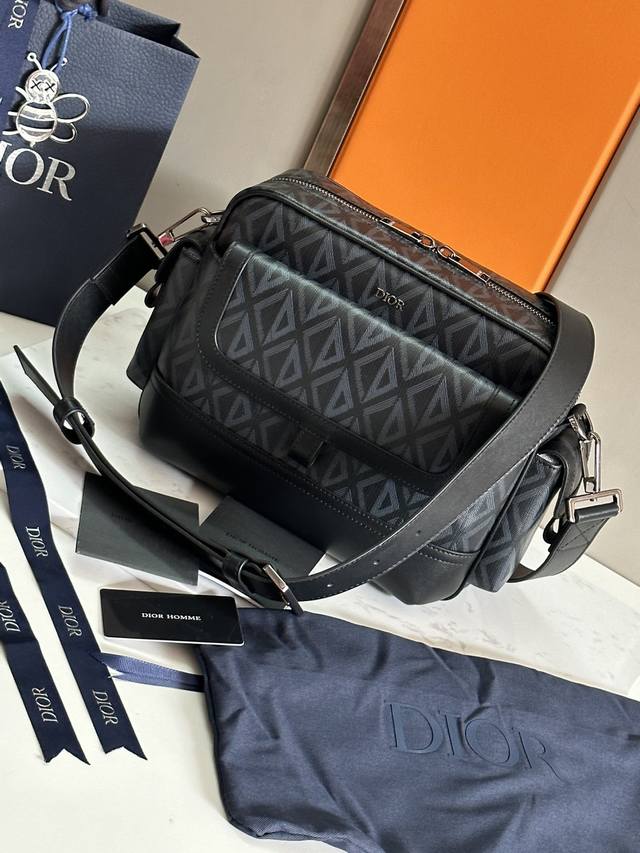 配盒子 这款 Dior Hit The Road 信使包是本季新品,将现代风格与 Dior 的高订精神融为一体。采用迪奥灰 Cd Diamond 图案帆布和光滑 配盒子 这款 Dior Hit The Road 信使包是本季新品,将现代风格与 Dior 的高订精神融为一体。采用迪奥灰 Cd Diamond 图案帆布和光滑