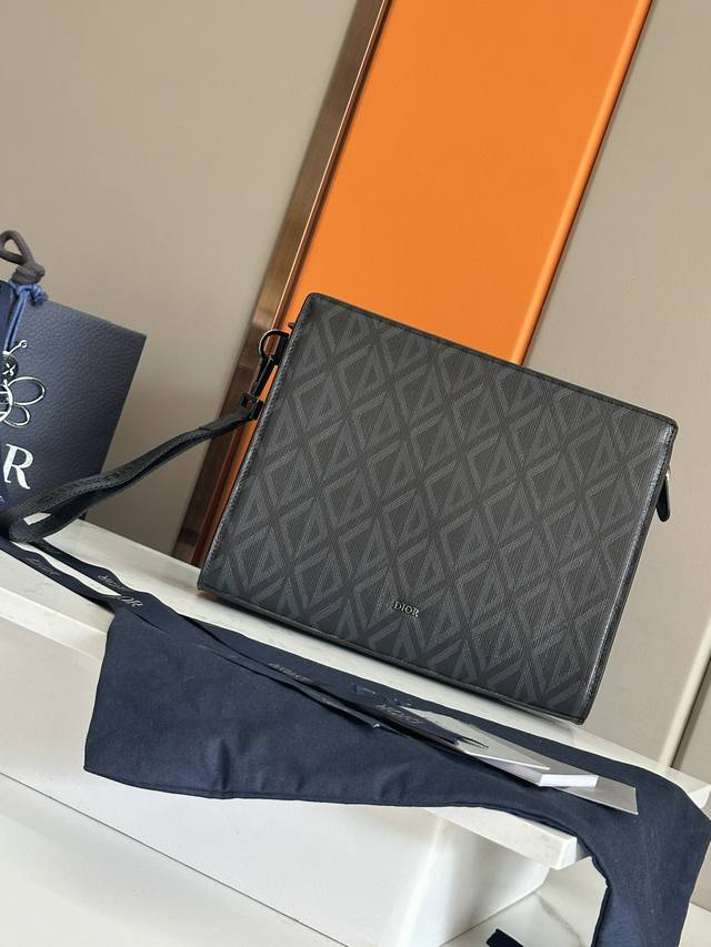 顶级 A5 手拿包黑色 Oblique 印花 编号:2Esca483Yky_H03E 尺寸：27×19.5×6厘米 长×高×宽 这款手拿包是Dior的主打单品。