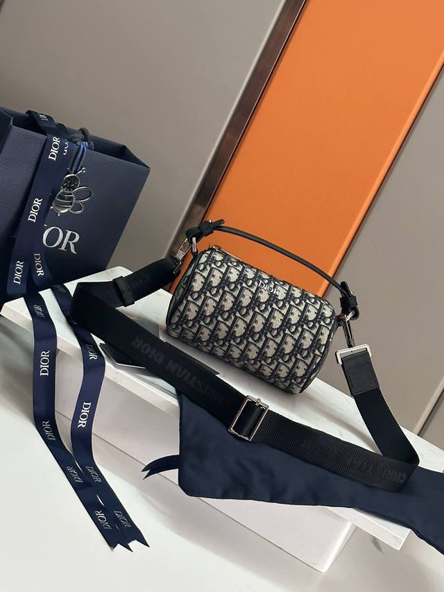 Di.Or 迷你 Roller 信使包 编号:Cd:93312 这款信使包款式时尚精巧,可轻松携带日常用品。采用标志性的米色和黑色 Oblique 印花精心制作 Di.Or 迷你 Roller 信使包 编号:Cd:93312 这款信使包款式时尚精巧,可轻松携带日常用品。采用标志性的米色和黑色 Oblique 印花精心制作