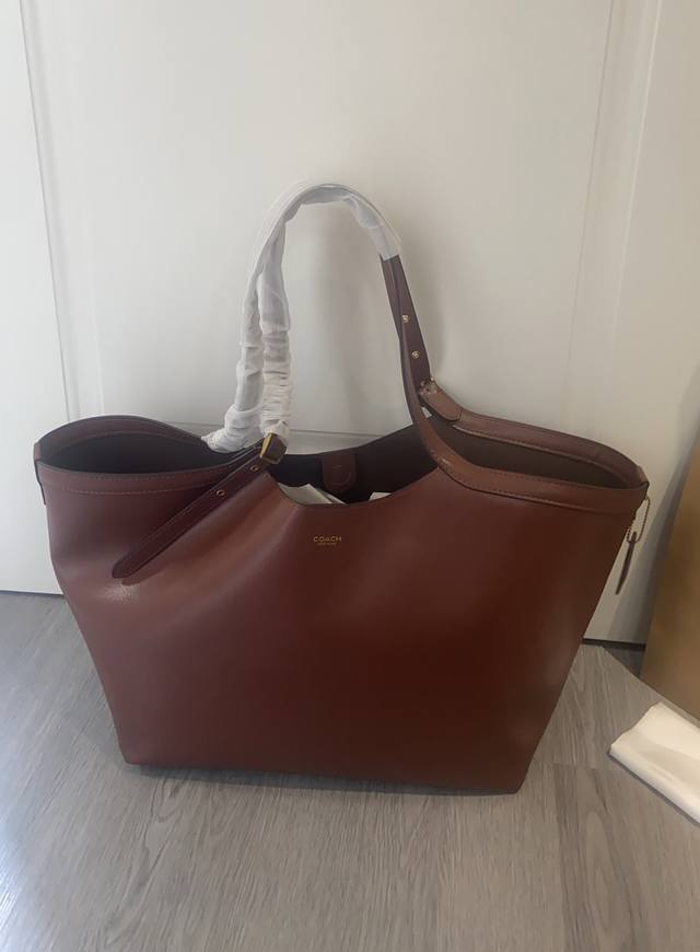 Gramercy Cam00 春夜谜语高级黑色托特包2025的反季节黑魔法托特包 13寸电脑+化妆包+保温杯+通勤文件再塞件薄针织都毫无压力通勤约会无缝切换 尺 Gramercy Cam00 春夜谜语高级黑色托特包2025的反季节黑魔法托特包 13寸电脑+化妆包+保温杯+通勤文件再塞件薄针织都毫无压力通勤约会无缝切换 尺