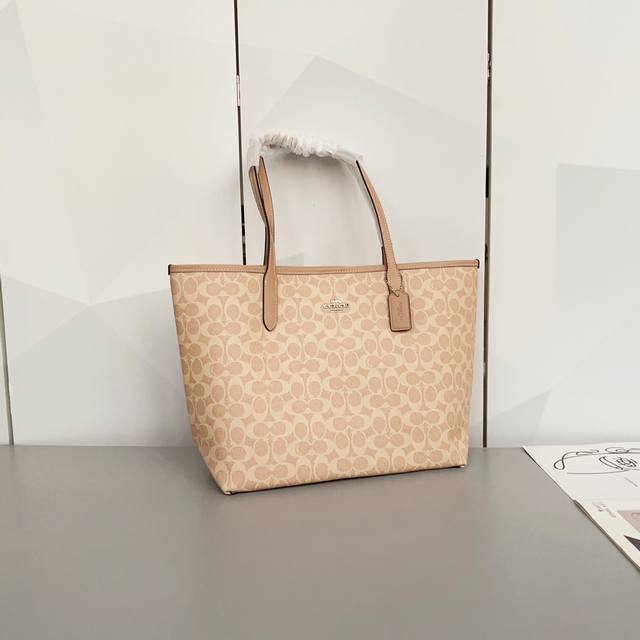 C家Cv976 5696 新颜色托特包 购物袋 Pvc配皮City 经典标志涂层帆布，带有光滑皮革细节。内置拉链袋。拉绳扣封口。 垂直长度24Cm手柄。33Cm