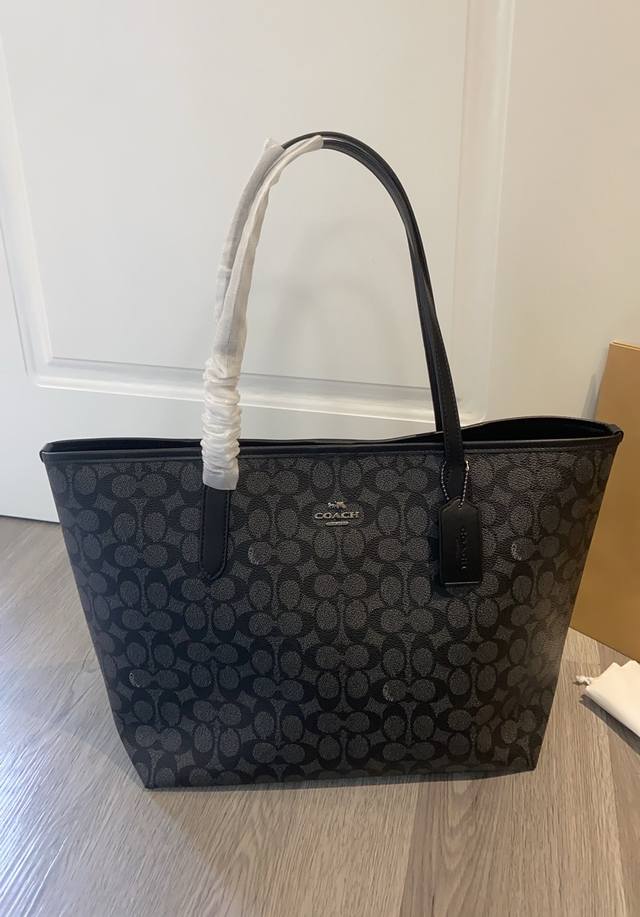 C家八月新品Cv976 最新奥莱款双面托特包 购物袋 Pvc配皮City 经典标志涂层帆布，带有光滑皮革细节。内置拉链袋。拉绳扣封口。 垂直长度24Cm手柄。3