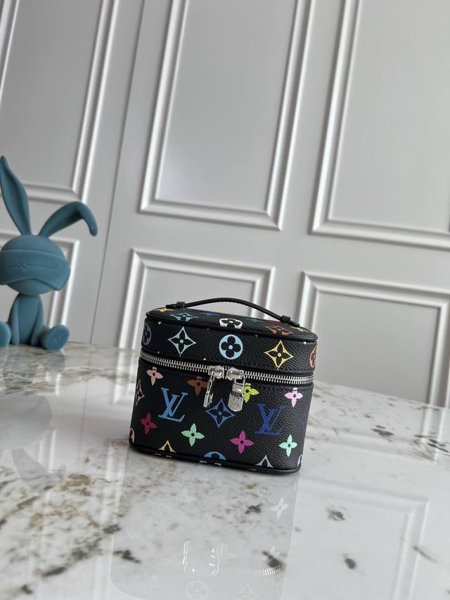 顶级原单 出厂价P M14033黑 白彩 M44936 163C01 变码本款 Nice Nano 化妆包出自路易威登 X 村上隆再版系列，选用缤纷 Monog