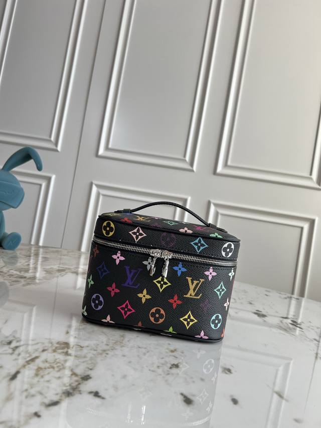 顶级原单 出厂价P M13747黑 白彩 M44495 163C01变码本款 Nice Nano 化妆包出自路易威登 X 村上隆再版系列,选用缤纷 Monogr 顶级原单 出厂价P M13747黑 白彩 M44495 163C01变码本款 Nice Nano 化妆包出自路易威登 X 村上隆再版系列,选用缤纷 Monogr