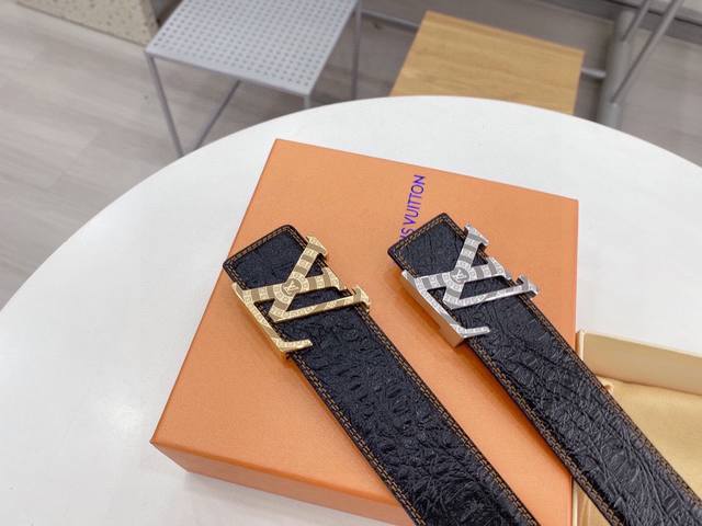 品牌:Lv 路易威登 尺寸:40Mm 正品尺寸 五金材质:精品纯钢扣，真空电镀，正品开版带身材质:以天然小牛皮搭配路易威登特色设计元素Lv Pyramide 时