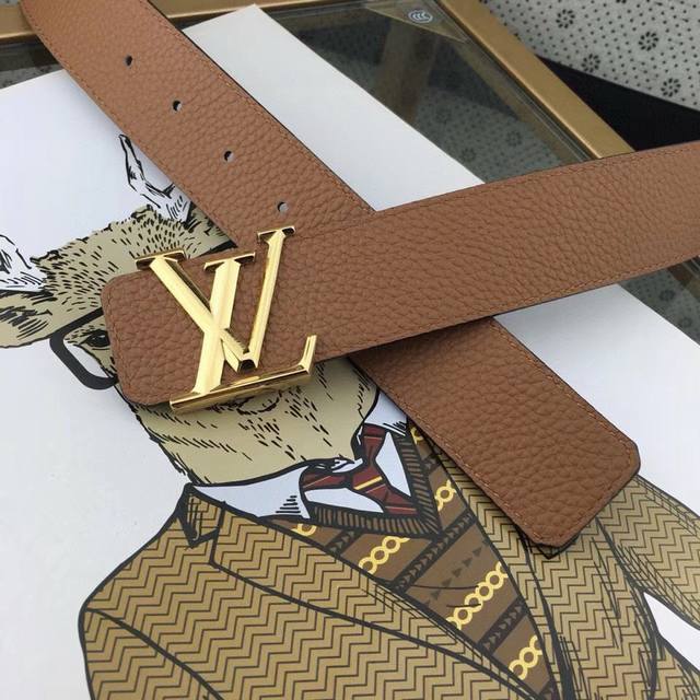 Lv专柜新款 男士高端商务款 宽3.8Cm 双面头层牛皮、一面黑色一面土黄色两面均可佩戴。搭配顶级品质扣 顶级做工 原单品质 简约百搭成熟稳重。识货的入。