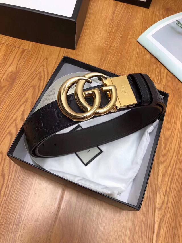 G家原单品质，双面腰带，一侧为Gucci Signature皮革，反面一侧为单色皮革。配以Interlocking 双G旋转扣，双面可用，专柜宽度3.4厘米