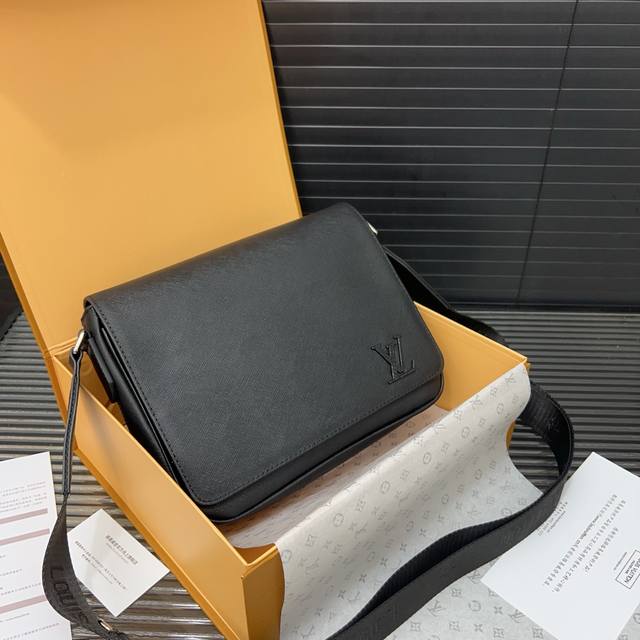 Louisvuitton 路易威登 District 翻盖邮差包男士斜挎包 实物拍摄 原厂原版面料 配送防尘袋 26 X 23Cm。