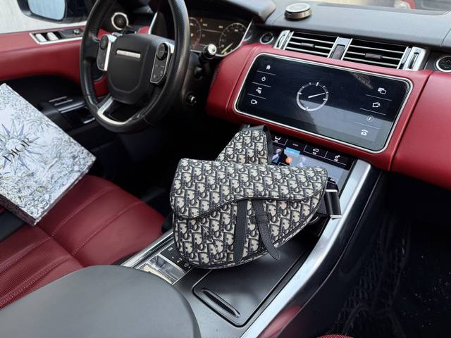 高端货 新款 “ Dior ”迪奥单肩包 Dior迪奥手提斜挎 差包 Dior迪奥 标志性Oblique刺绣印花老花满印 帆布拼皮革细节 马鞍包单肩斜挎胸包 男