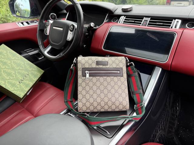 高端货 新款 “ Gucci ”古奇单肩包 Gucci古驰邮差包 Gucci古驰 老花Logo徽标条纹织带肩带 帆布拼皮 邮差包斜挎包单肩包 男款 乌木色 #百