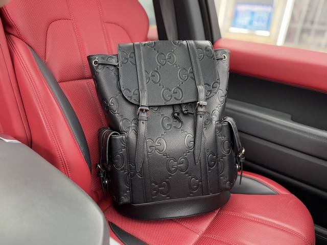 高端货 新款 “ Gucci ”古奇双肩包Gucci古驰双肩包男士 旅行双肩包 明星同款Gg图案采用醒目的黑色。更搭配织带装饰肩带和黑色皮革滚边。老花Logo压 高端货 新款 “ Gucci ”古奇双肩包Gucci古驰双肩包男士 旅行双肩包 明星同款Gg图案采用醒目的黑色。更搭配织带装饰肩带和黑色皮革滚边。老花Logo压