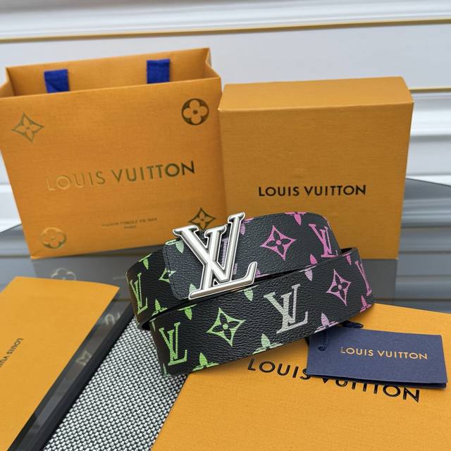 Lv Flower 双面腰带取材 Monogram 涂层帆布，借背面皮革的 Lv Flower 压纹彰显 Pharrell Williams 设计的崭新标识。别