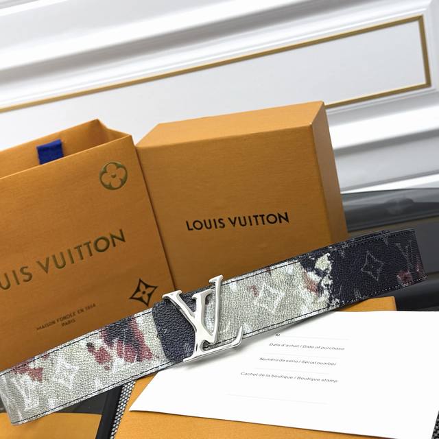 Lv Dimension Monogram HéRitage 双面腰带拼接素净皮革和 Monogram 涂层帆布，呈现经典设计的崭新演绎。品牌元素焕现纹理质感，