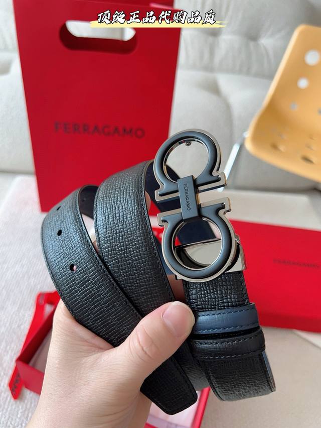 广州工厂P直发 菲拉F家，新款Ferragamo皮带优雅奢美，中央点缀经典扣饰，散发都市魅力。这款双面皮带以牛皮打造，呈现不同纹理，一面为光滑牛皮，另一面饰有F