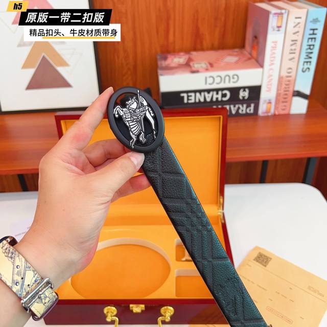 1带1扣 1带2扣 巴宝B家 双扣版 滑道 1带2扣 正版开模 此款腰带双面采用原厂牛皮带身，精密电镀标志性五金搭扣 对版专柜。3.8Cm 如需木盒40