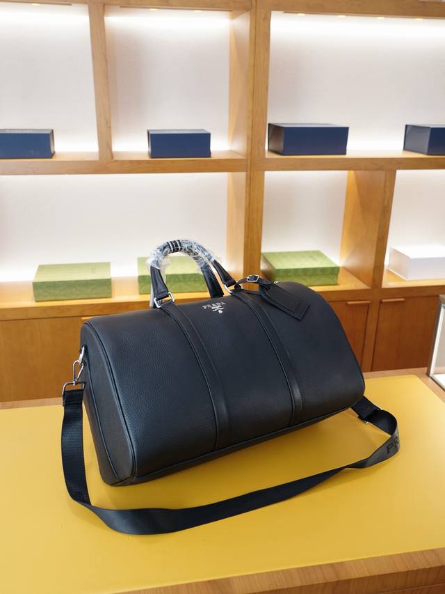 Prada 普拉达 官网同步 高版本 旅行背包 全球轰抢单品 质感极好 非市面普通货 贸易公司订单货 采用进口小牛皮 经典耐磨实用耐刮耐造 真正的流量王者 出行
