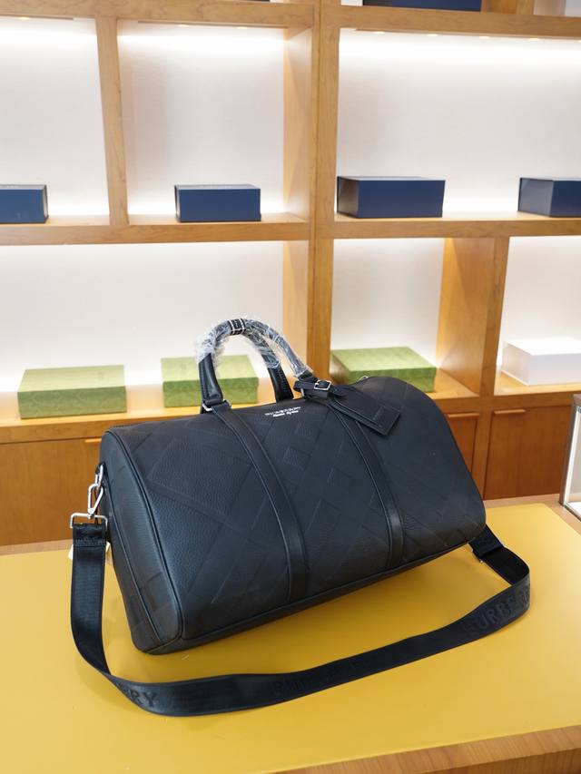 Burberry 巴宝莉 官网同步 高版本 旅行背包 全球轰抢单品 质感极好 非市面普通货 贸易公司订单货 采用进口小牛皮 经典耐磨实用耐刮耐造 真正的流量王者