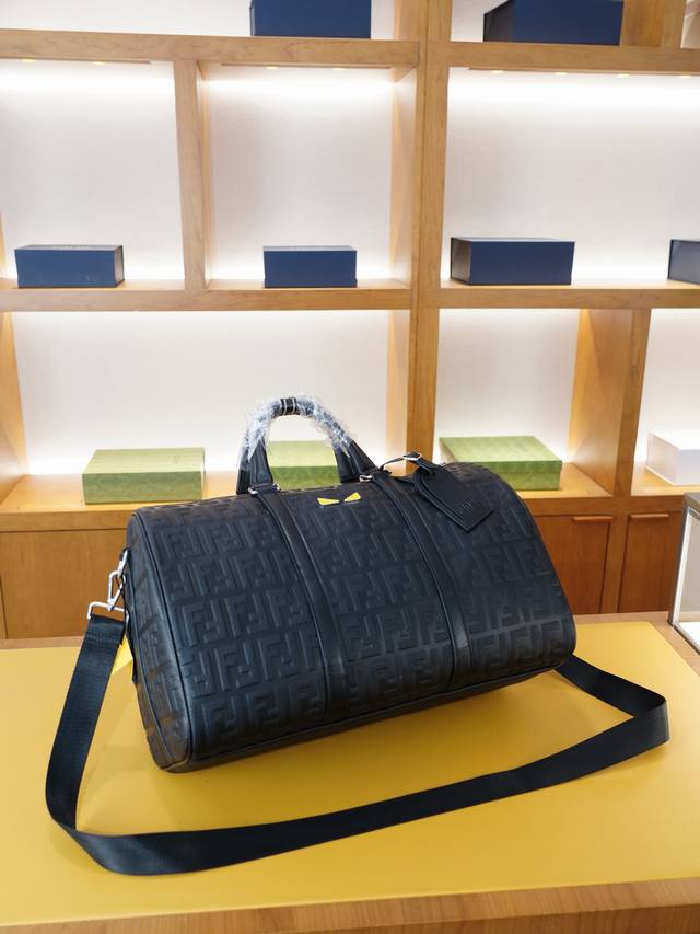 Fendi 芬迪 官网同步 高版本 旅行背包 全球轰抢单品 质感极好 非市面普通货 贸易公司订单货 采用进口小牛皮 经典耐磨实用耐刮耐造 真正的流量王者 出行首