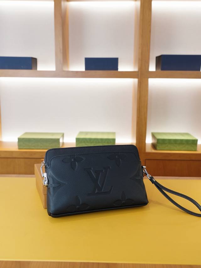 Lv 路易威登 官网同步 高版本 手拿包 全球轰抢单品 原单牛皮制作 质感超好 日常出门经典百搭 一眼万年的款式 非市面普通货 贸易公司订单货 配礼品盒包装等.