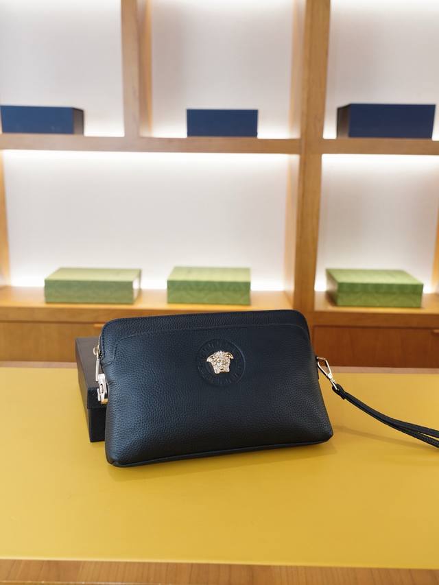 Versace 范思哲 官网同步 高版本 手拿包 全球轰抢单品 原单牛皮制作 质感超好 日常出门经典百搭 一眼万年的款式 非市面普通货 贸易公司订单货 配礼品盒