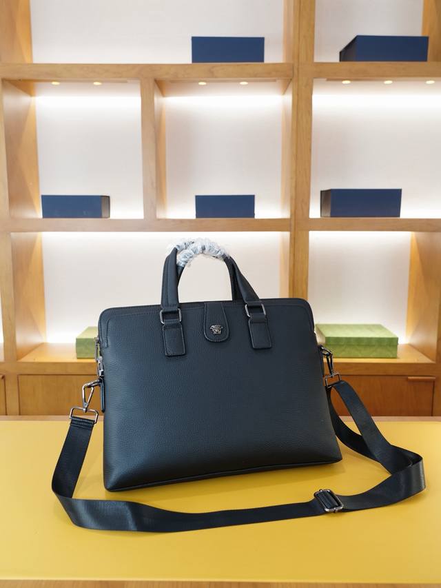 范思哲 官网同步 高版本 手提斜挎背包 永恒不过时的标志性产品 纯原单小牛皮 顶级五金制作 非市面普通版本 今年Versace最爱的款式 全部实拍 实用性非常高