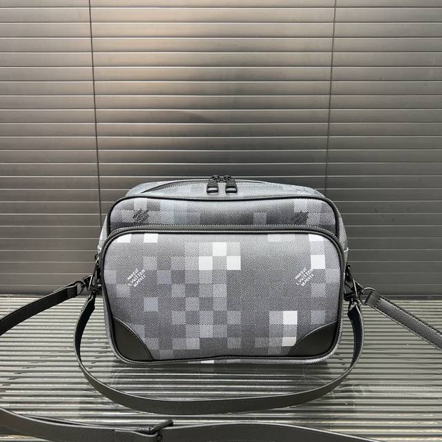 Louisvuitton 路易威登 中古印花邮差包 单肩斜挎包 男女通用 经典百搭 实物拍摄 原厂原版面料 配送防尘袋 27 X 20 Cm。