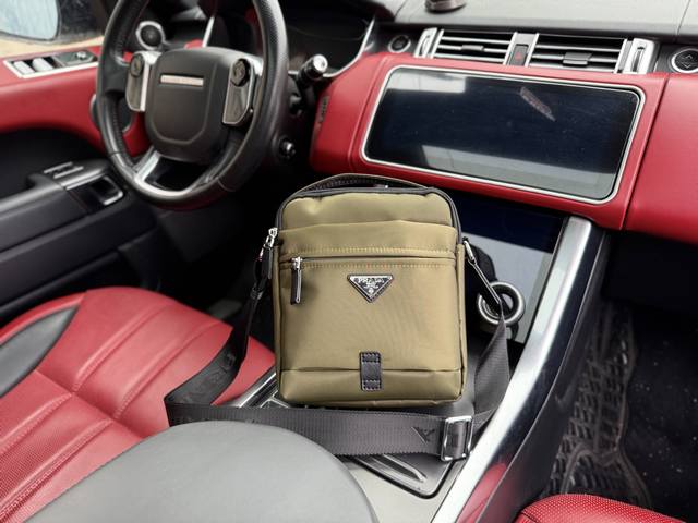 高端货 最新款 “ Prada ”普拉达单肩包普拉达邮差包手提斜挎包 字母Logo徽标可调节肩带Saffiano皮革邮差包单肩斜挎包 男款 黑色 尼龙和Saff