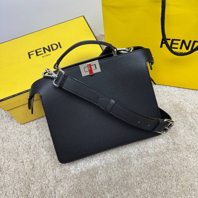 原单品质 独家正品开发，进口头层牛皮，包身走线工整，每个细节都经过精雕细琢，干净整洁的做工体现出每一步的用心，正面内衬小包可随意更换，中间隔层插口袋一个，肩带长