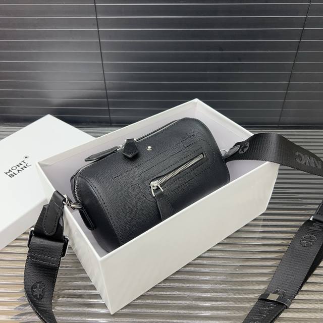 HermèS 万宝龙 小号邮筒包 牛皮男 差包 单肩斜挎包 枕头包井柏然同款 采用精湛镶嵌细工 经典百搭 实物拍摄 配送防尘袋 20 X 12Cm