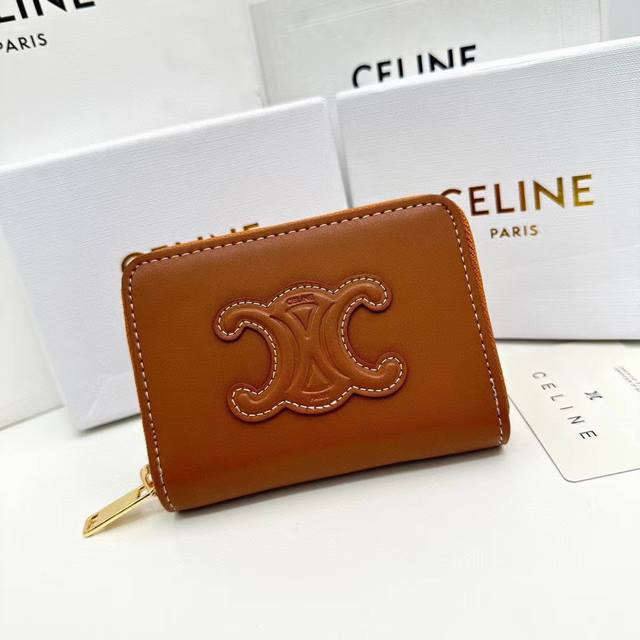 Celine A16颜色 黑色 棕色尺寸 10.5*9*1 Celine 专柜同步，Triomphe Cuir紧凑型拉链钱夹 光滑小牛皮小牛皮衬里拉链封口六个信