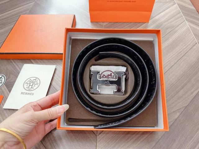 礼盒全套包装~ 爱马仕爱马仕是世界奢侈品 品牌 创建于法国巴黎带身采用纯皮制作 . 更显尊贵 带身宽度:3.8厘米奢侈 保守 尊贵 贵族式风格由整体到细节 有法