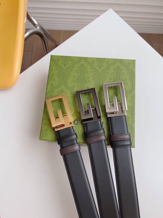Gucci 黑棕两色双面小牛皮腰带。配饰继续引领Gucci全新系列的潮流，以独具匠心的丰富细节和实用功能演绎出众品质。经典的方形G搭扣元素令整款腰带更添魅力。皮