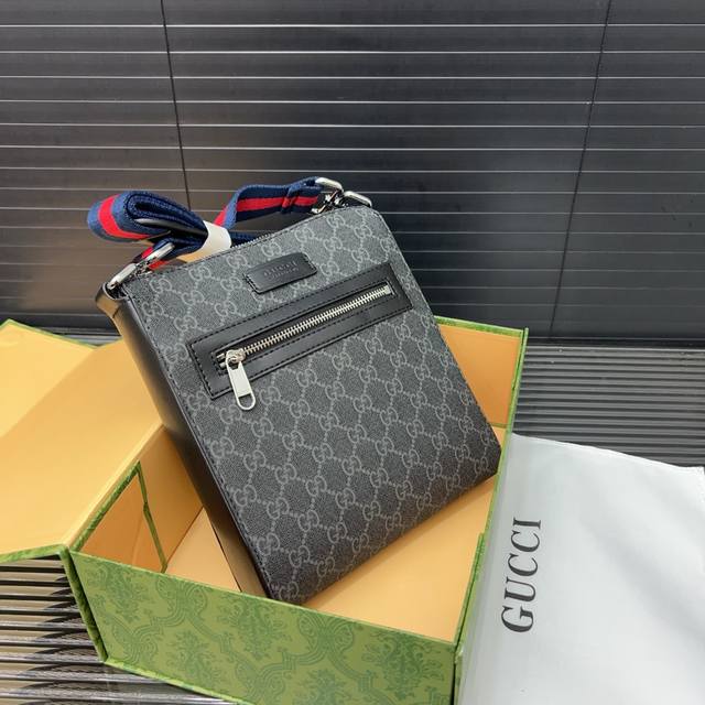 Gucci 古奇 Gg Supreme系列 Black小号邮差包 单肩斜挎包 男士背包 经典Logo搭配原厂工艺材质 休闲百搭 实物拍摄 原厂原版面料 配送礼盒