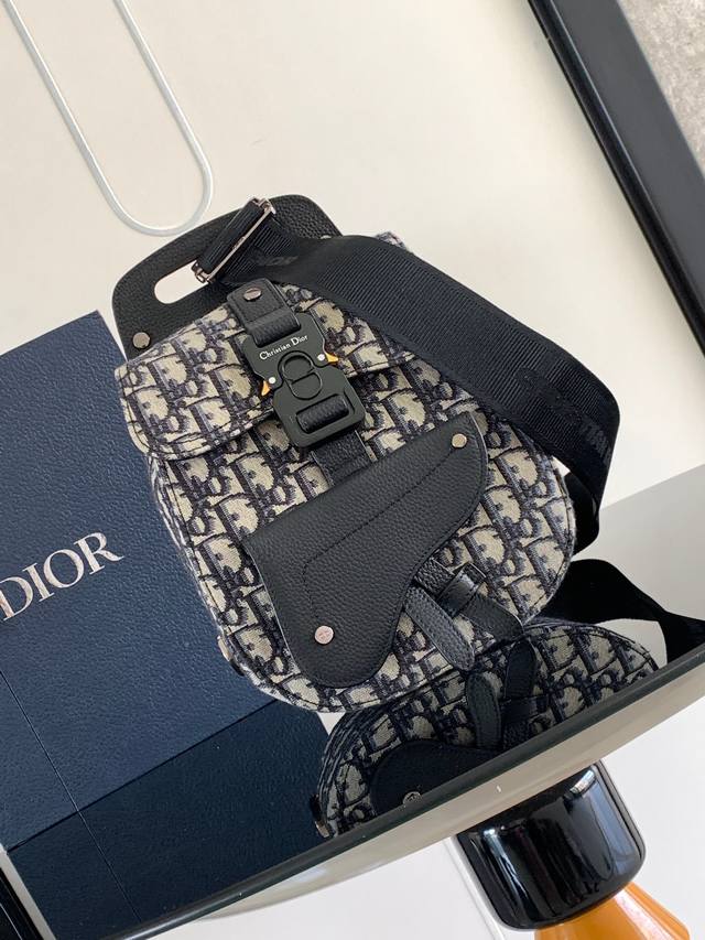 单肩版本 这款 Gallop 单肩包是时尚别致的单品，全新演绎马鞍经典标识。采用米色和黑色 Oblique 印花面料精心制作，饰以黑色粒面牛皮革细节，主隔层设有